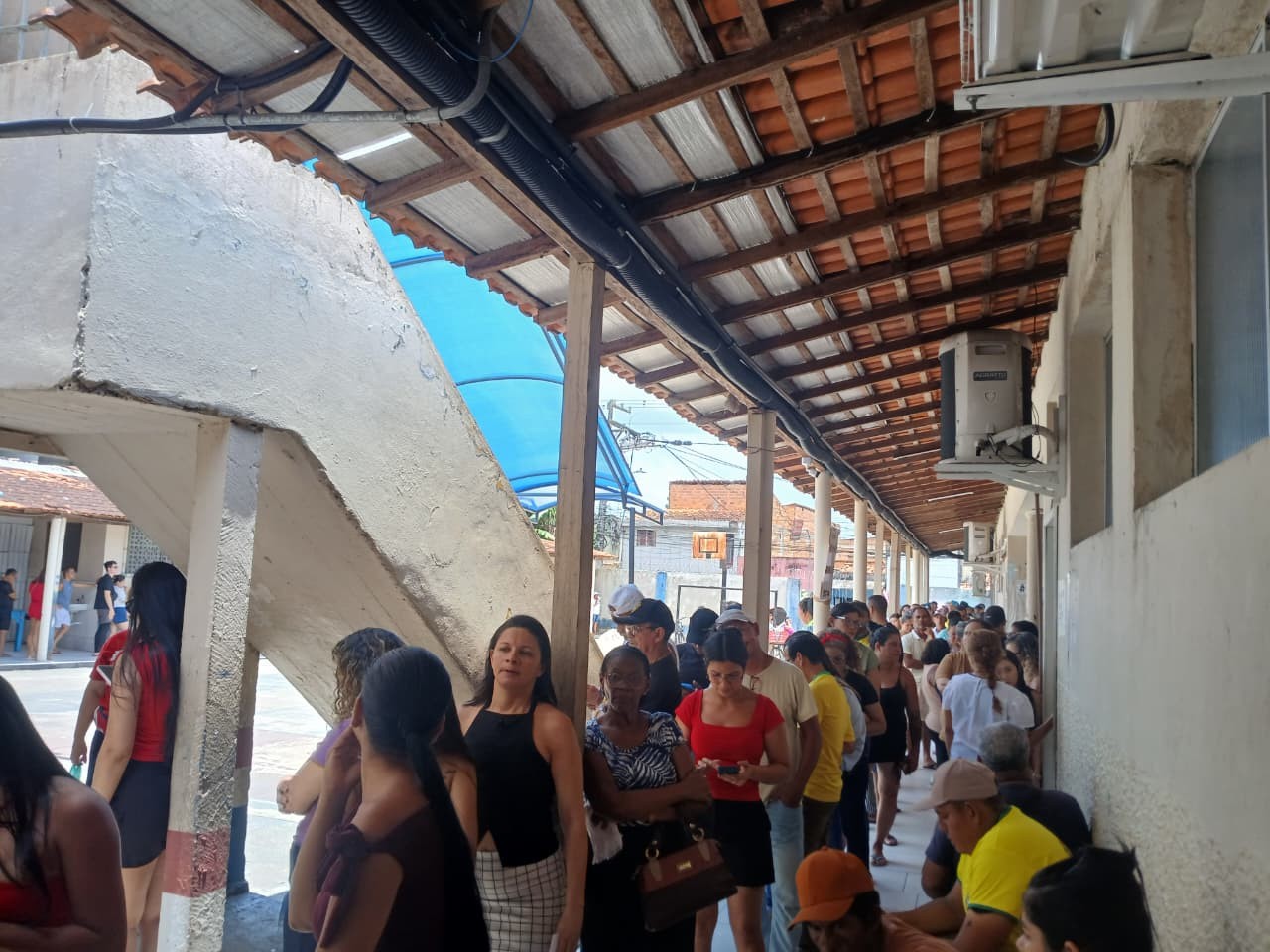 Primeiras horas de votação têm filas longas e sujeira de santinhos