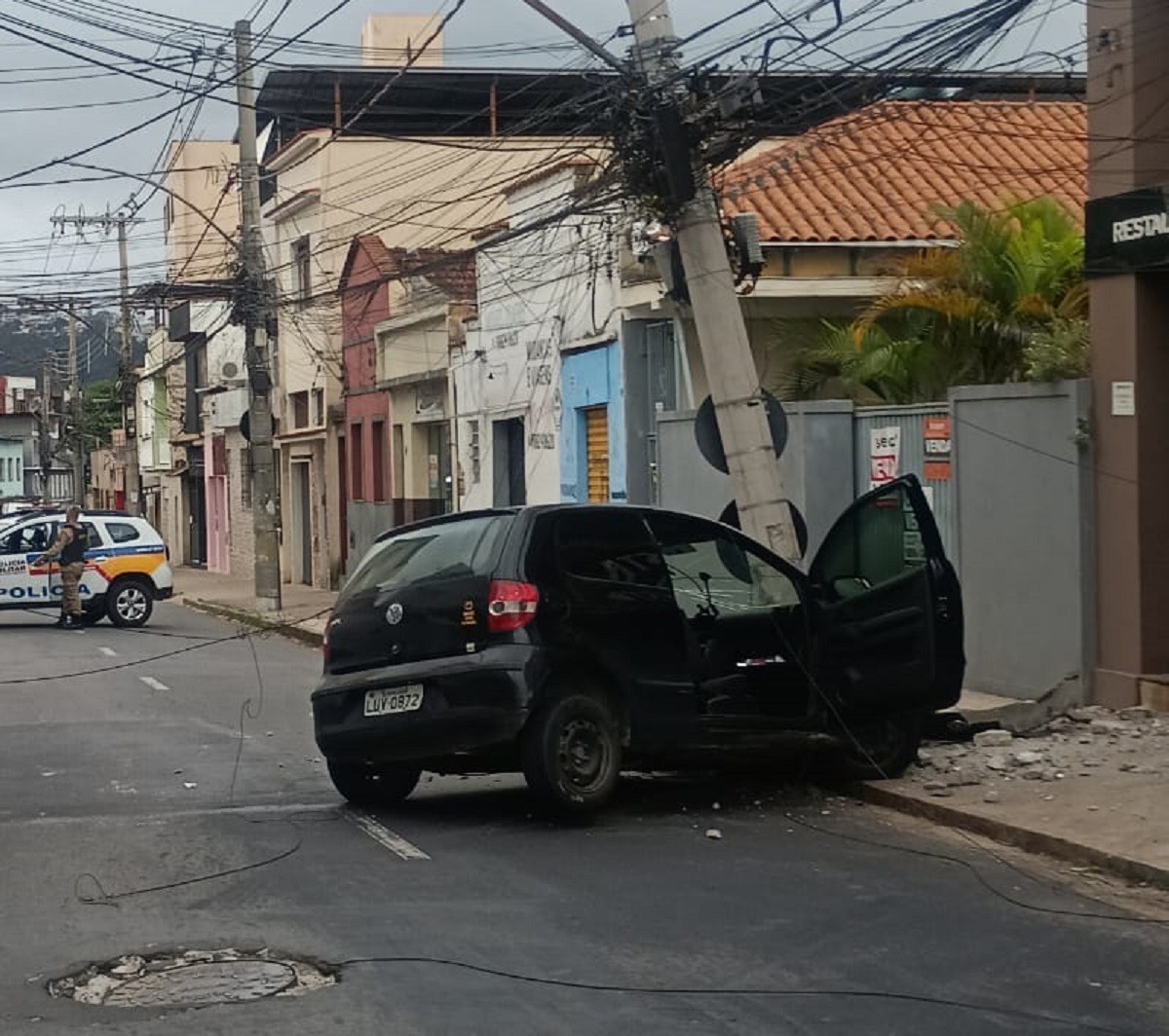 Carro bate em poste e deixa mais de 200 pessoas sem energia elétrica em Juiz de Fora