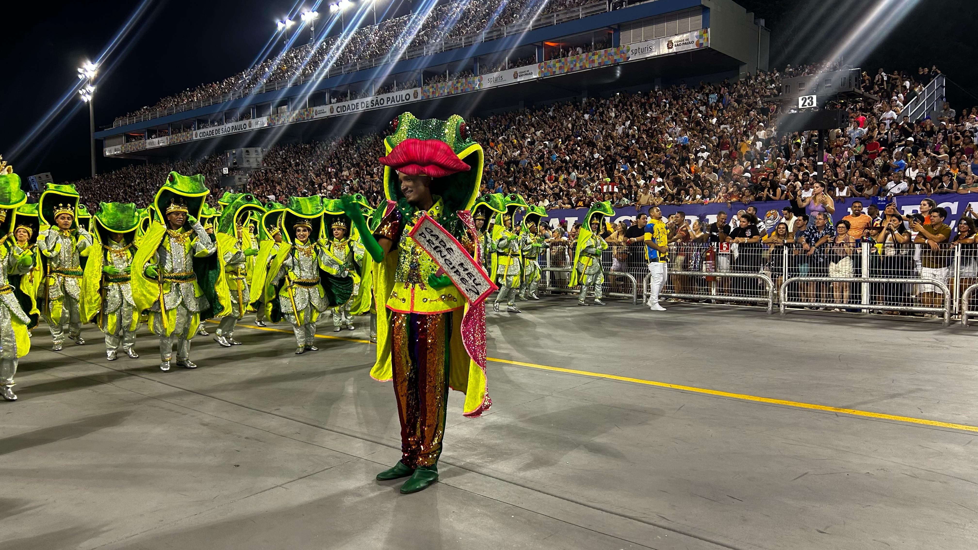 Jagunços da comissão de frente da Império de Casa Verde se beijam na avenida