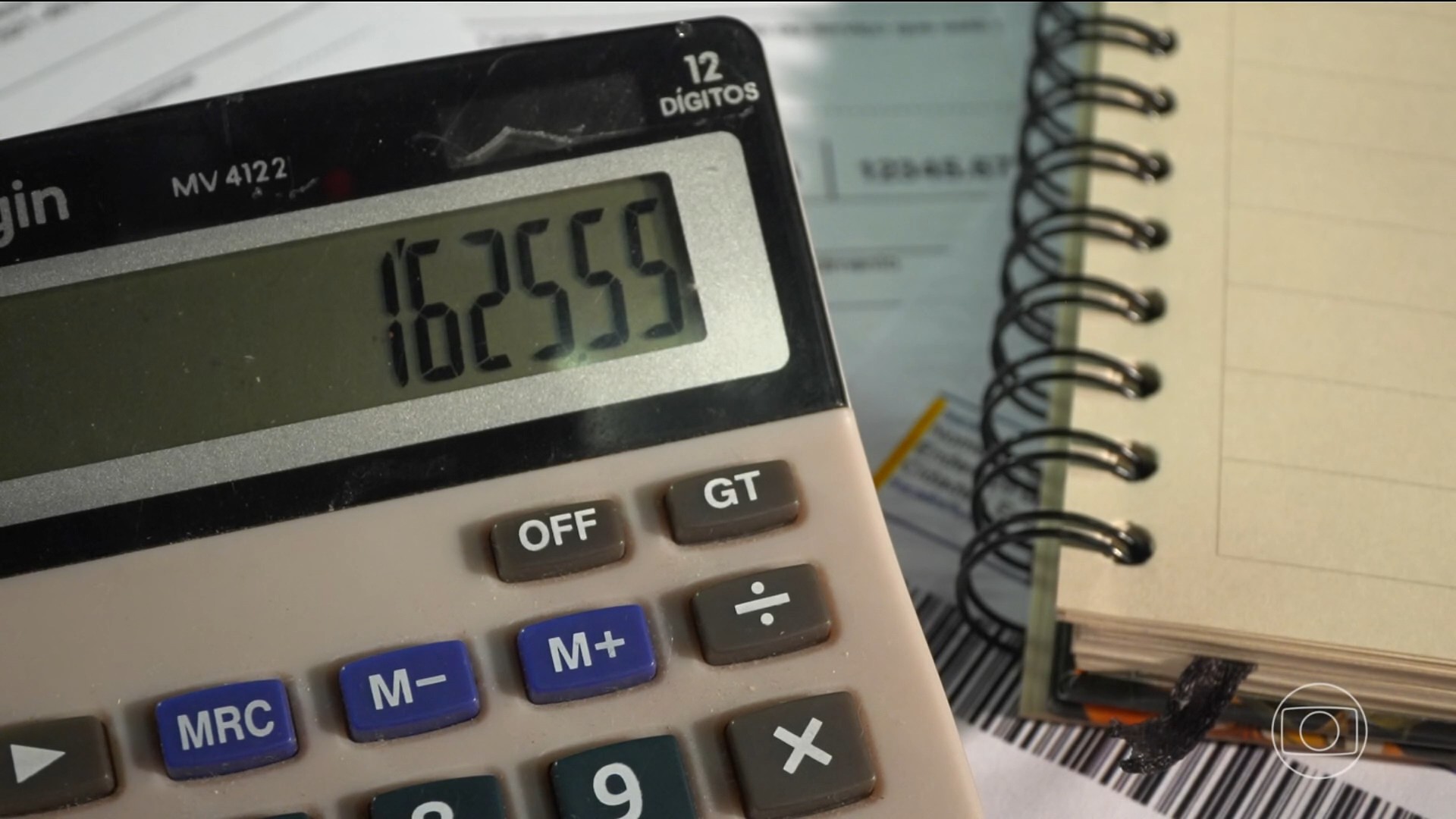 Pesquisa mostra que 4 a cada 10 brasileiros estão endividados; preocupação com dívidas afeta saúde mental