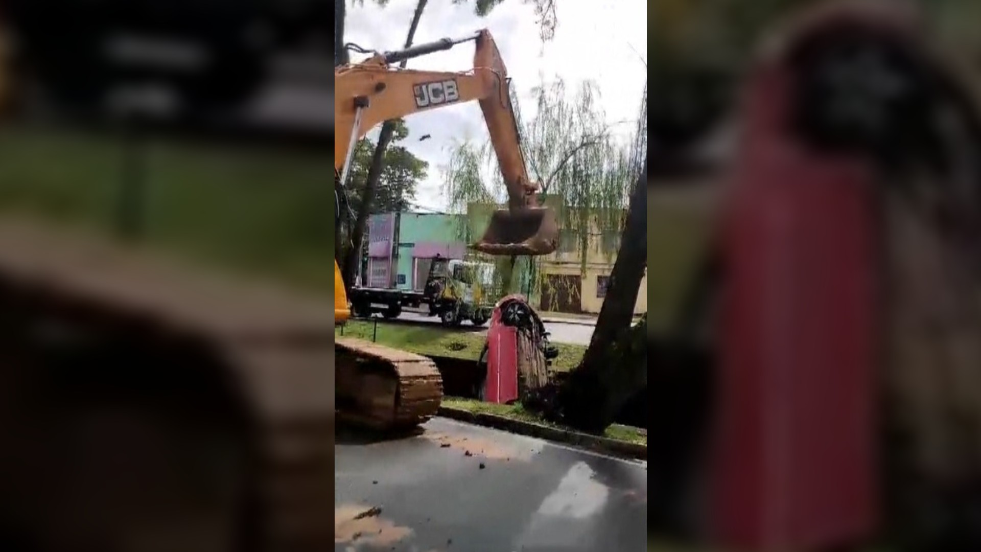 VÍDEO: Carro cai em córrego após batida com moto em Curitiba