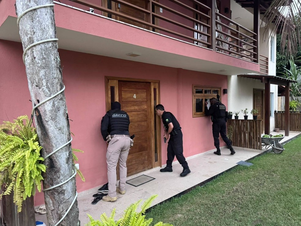 A Operação Conexão Segura cumpriu 22 mandados de busca e apreensão no distrito turístico de Arraial d'Ajuda, em Porto Seguro — Foto: MP-BA