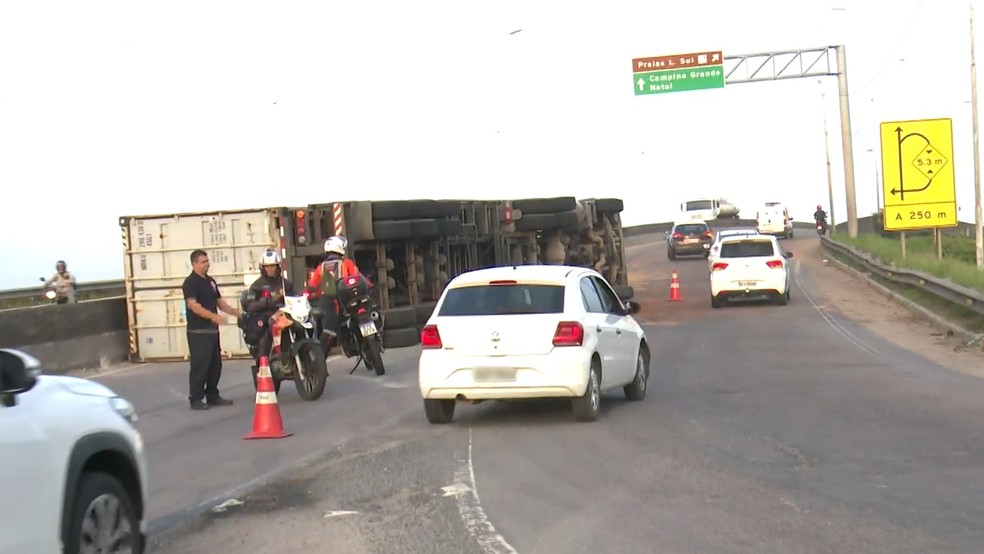 Carreta tombou na alça que sai da BR-101 com acesso à BR-230, no viaduto de Oitizeiro, em João Pessoa — Foto: Reprodução/TV Cabo Branco