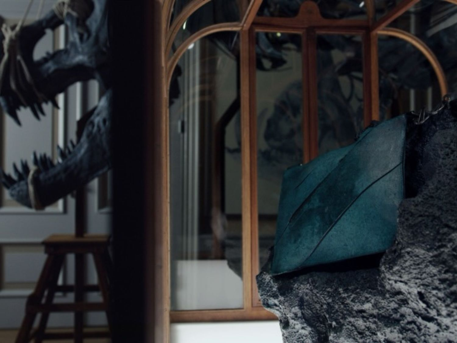 Empresas dizem ter criado bolsa de couro a partir de colágeno de dinossauro; especialistas contestam