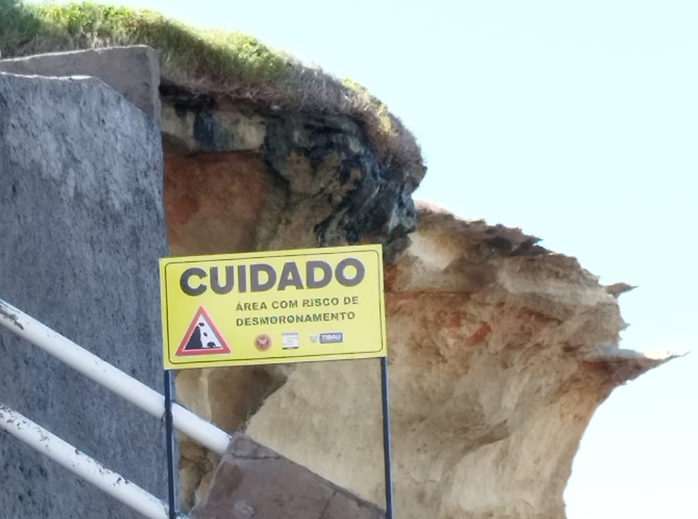 Pedra do Chapéu, em Tibau, recebe placas com alerta de risco de desmoronamento — Foto: Divulgação