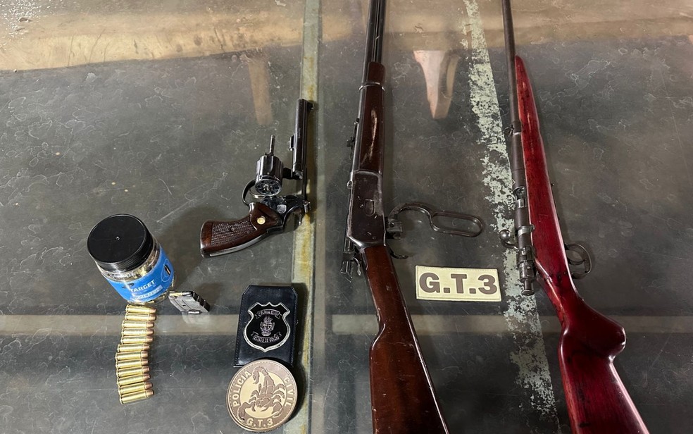 Armas encontradas durante operação que investiga caso de professora Fábia Cristina encontrada morta após viajar com o maridoem Quirinópolis, Goiás — Foto: Divulgação/PC-GO