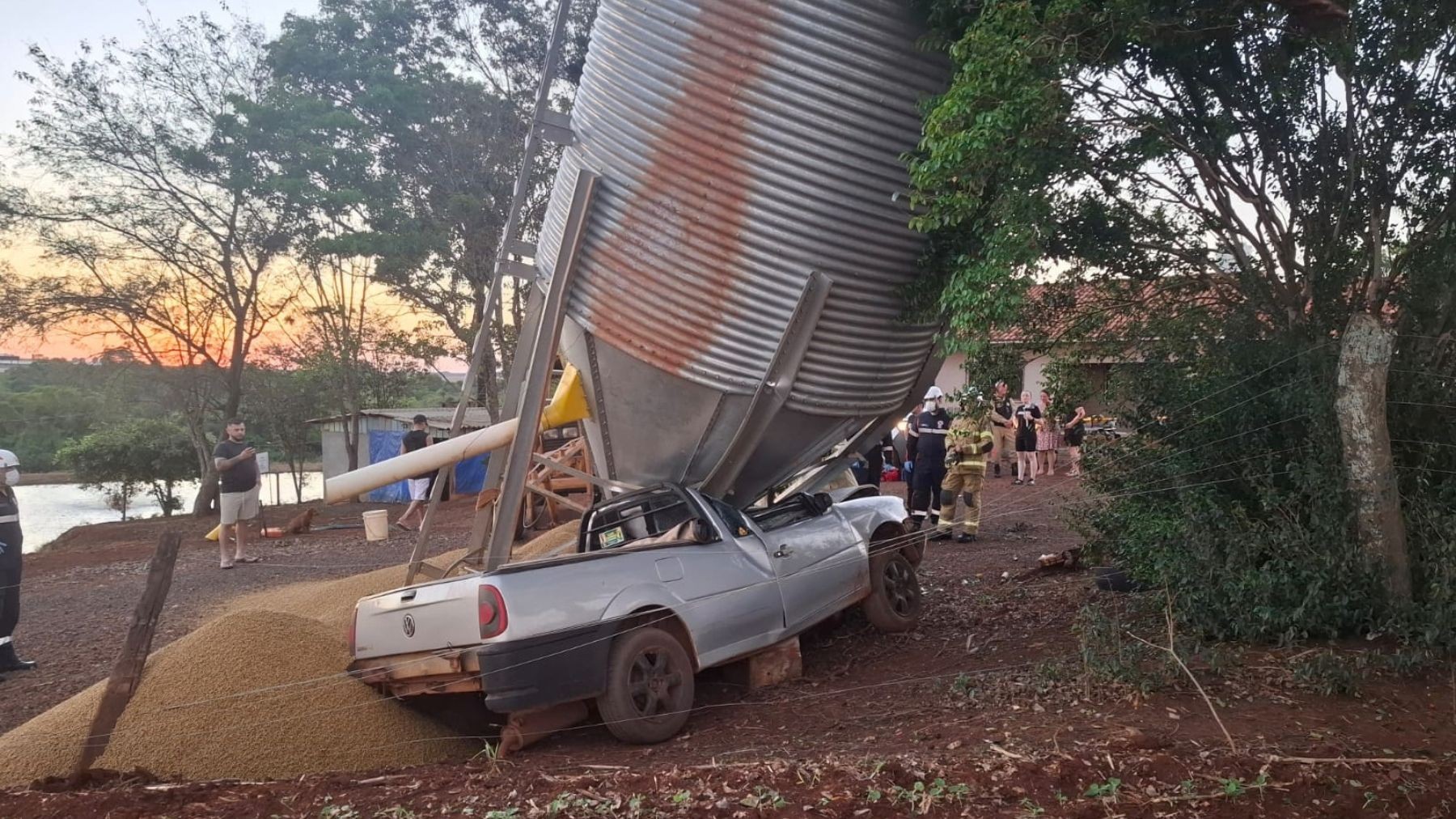 Carro sai da pista, atinge silo e estrutura com 10 toneladas de grãos desaba no Paraná