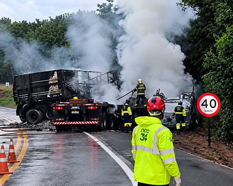 Veículos incendiados após acidente em RO — Foto: Redes Sociais/Reprodução