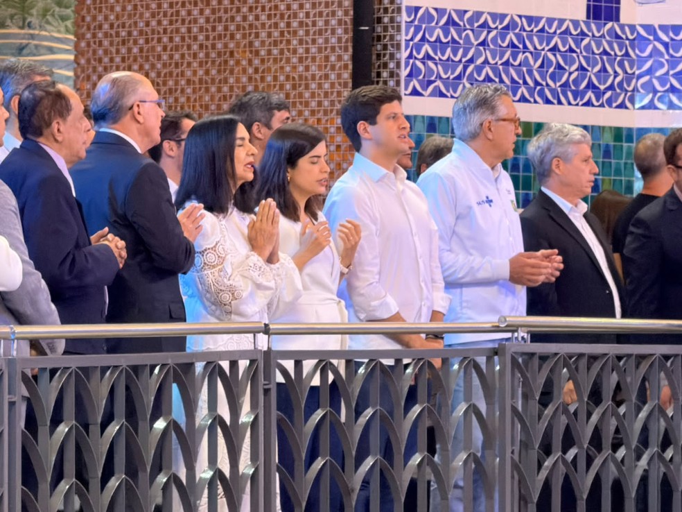 Por volta das 8h40, o vice-presidente Geraldo Alckmin e outros políticos já estavam na Basílica de Aparecida, à espera do início da missa solene das 9h, que será presidida pelo arcebispo de Aparecida, dom Mário Antônio da Silva. — Foto: Marcelo Sarlo/g1