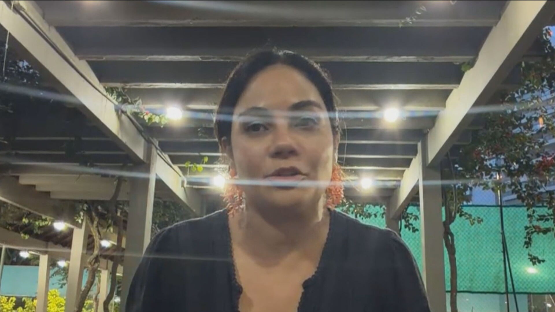 ‘A gente fica em pânico’, diz mãe de aluna que estava em ônibus usado como barricada na Linha Vermelha