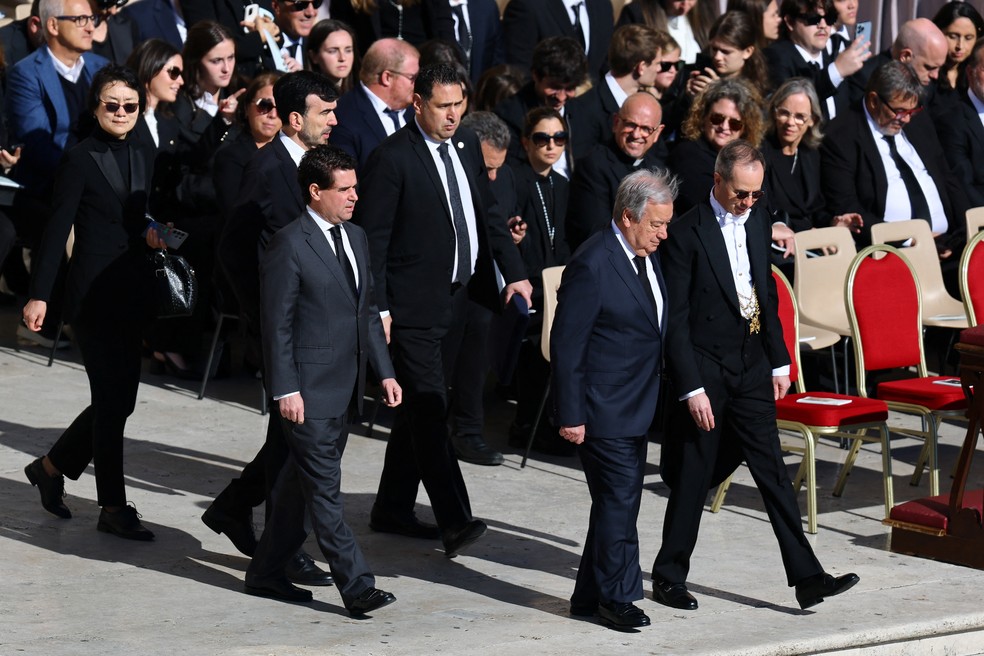Secretário-geral da ONU chega para missa de funeral do papa Francisco — Foto: REUTERS/Kai Pfaffenbach