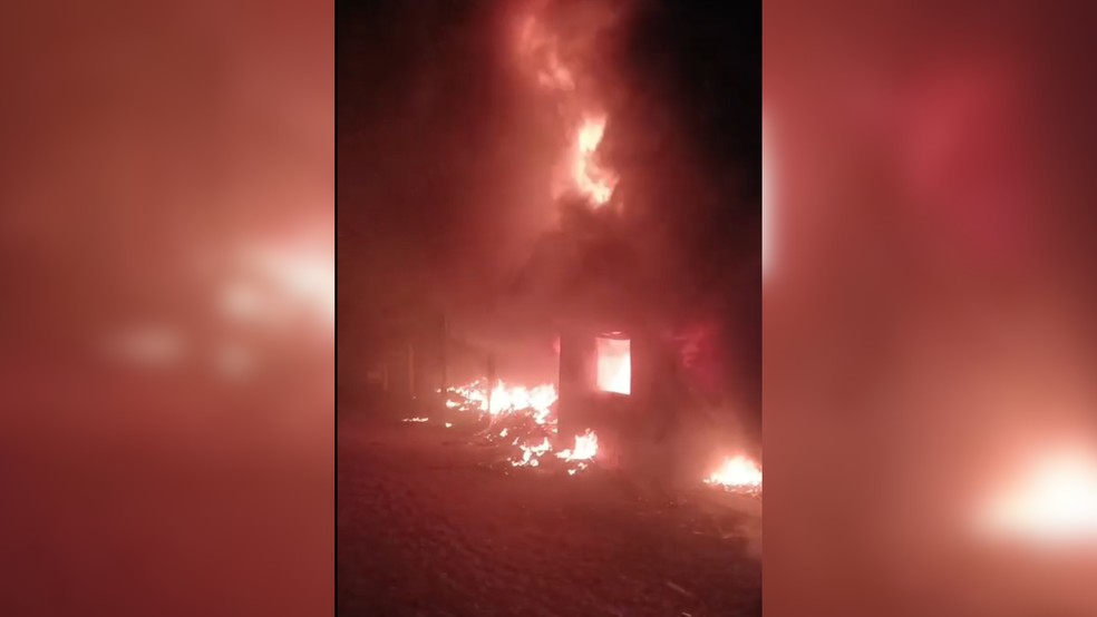 2 de 2
Inc&ecirc;ndio de grandes propor&ccedil;&otilde;es atinge f&aacute;brica de pneus em Palmital (SP) nesta quinta-feira &mdash; Foto: Defesa Civil de Palmital/Diulga&ccedil;&atilde;o