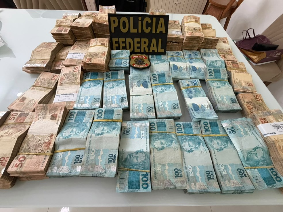 Dinheiro apreendido durante operação da PF que mira deputado federal Adail Filho — Foto: Divulgação/PF