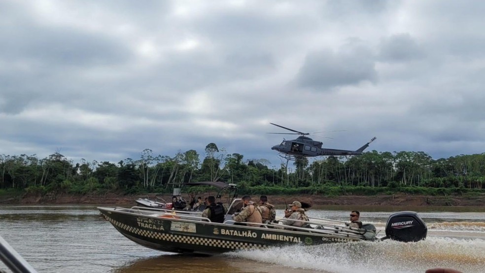 Polícia Federal e Ibama durante operação Iracema no Rio Madeira com apoio aéreo — Foto: Polícia Federal
