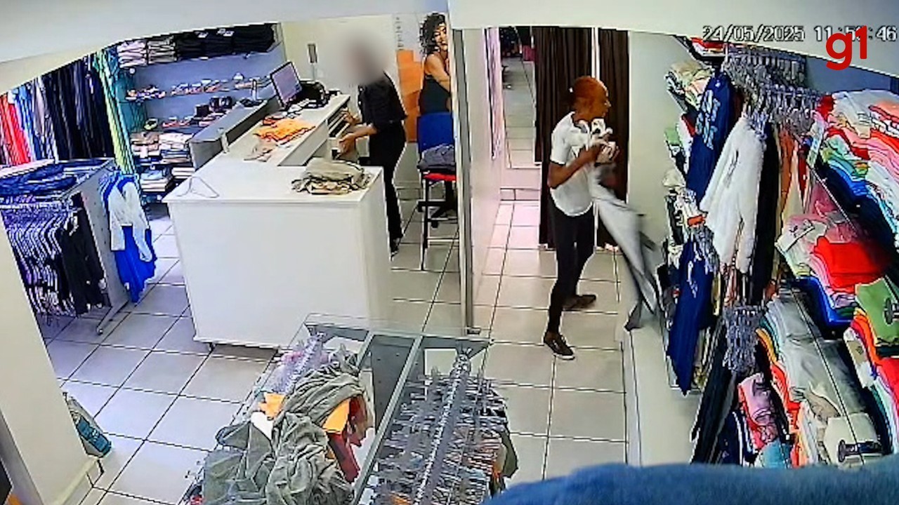 Idosa que foi flagrada escondendo produtos debaixo do vestido é vista furtando outra loja; VÍDEO