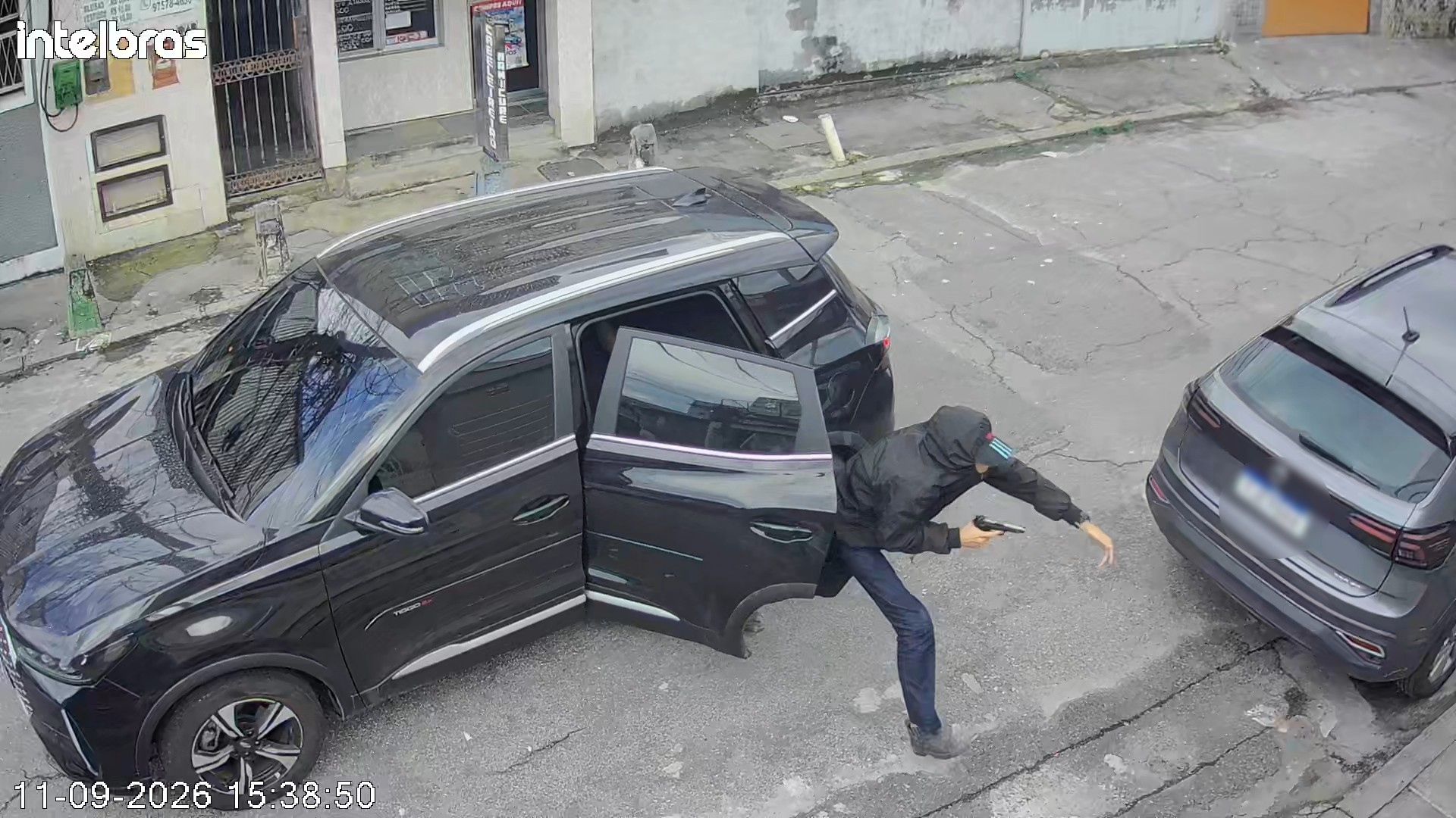 VÍDEO: mulher desmaia após ser assaltada no Rio