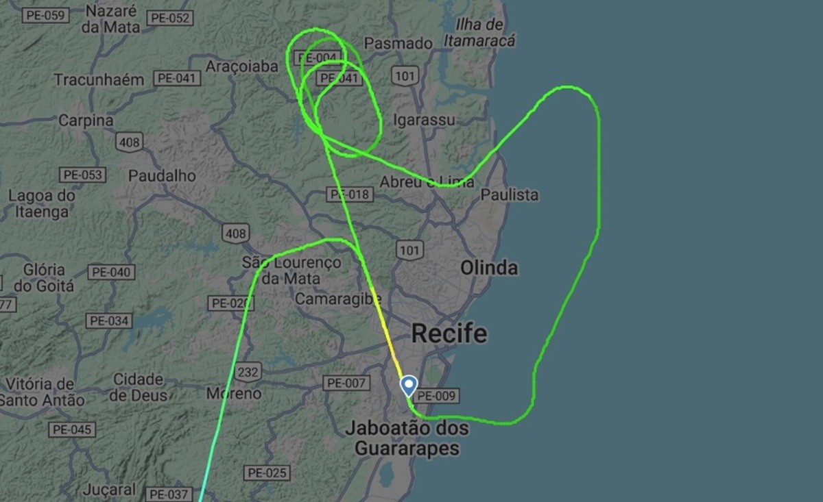 Avião da Azul fica voando em círculos após arremeter ao tentar pousar no Aeroporto do Recife