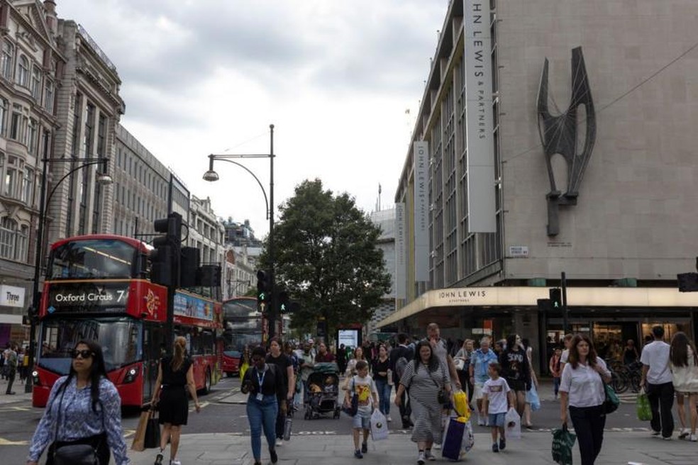 Oxford Street, no centro de Londres, é um dos pontos em que turistas são alvos de furtos — Foto: BBC