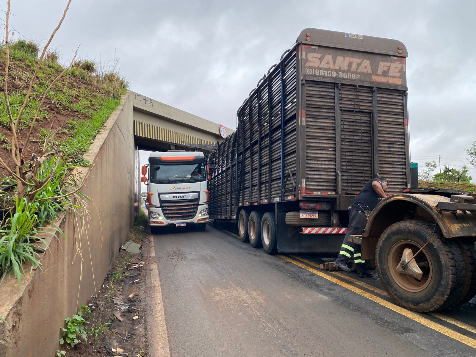 Carreta fica presa no pontilhão da linha férrea na MGC-452, em Uberlândia