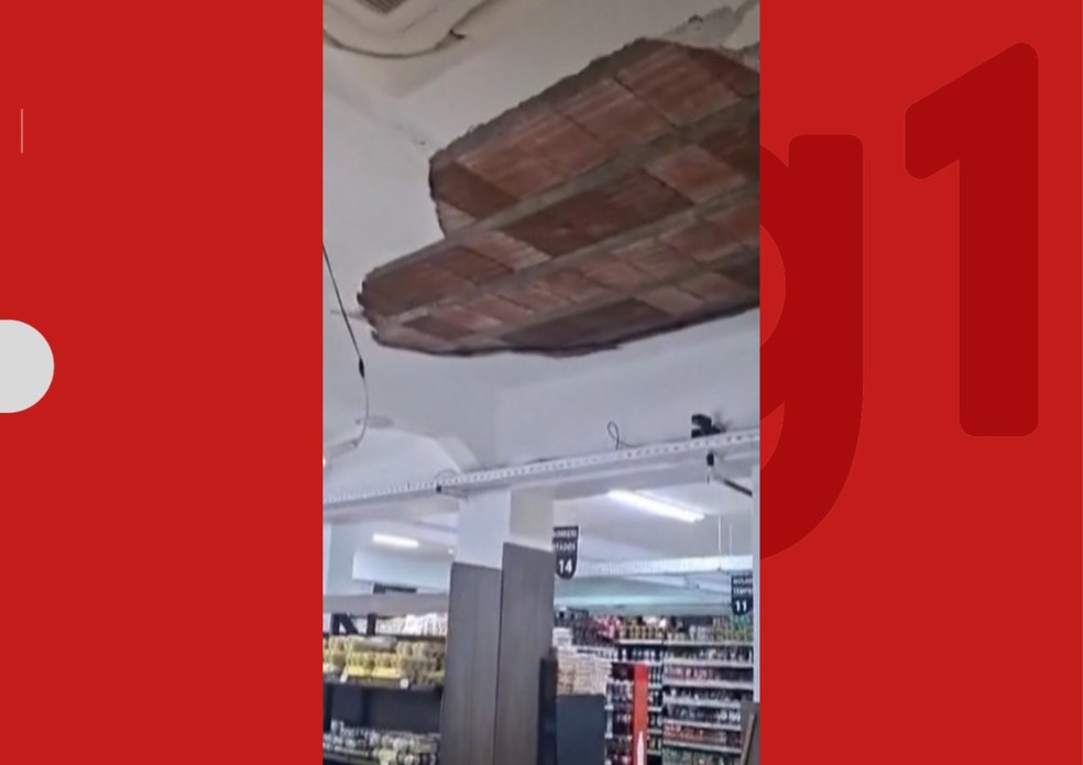 Mulher fica ferida ap&oacute;s parte do reboco do teto de supermercado cair em cima dela &mdash; Foto: Reprodu&ccedil;&atilde;o/Redes Sociais