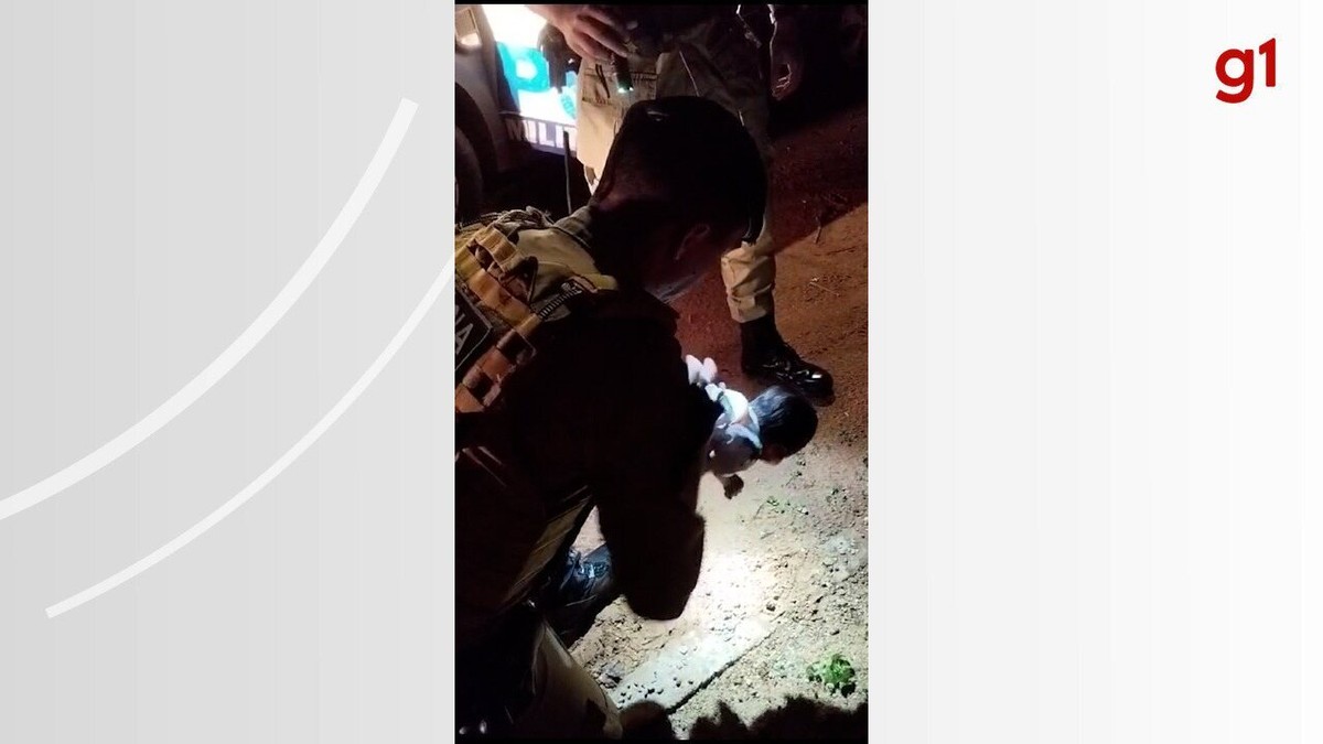 Vídeo Mostra O Momento Em Que Policial Salva Bebê Que Se Engasgou Com