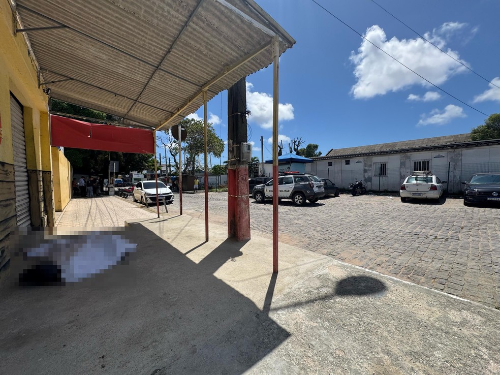 Homem foi encontrado morto em frente à UPA em Natal — Foto: Sérgio Henrique Santos/Inter TV Cabugi