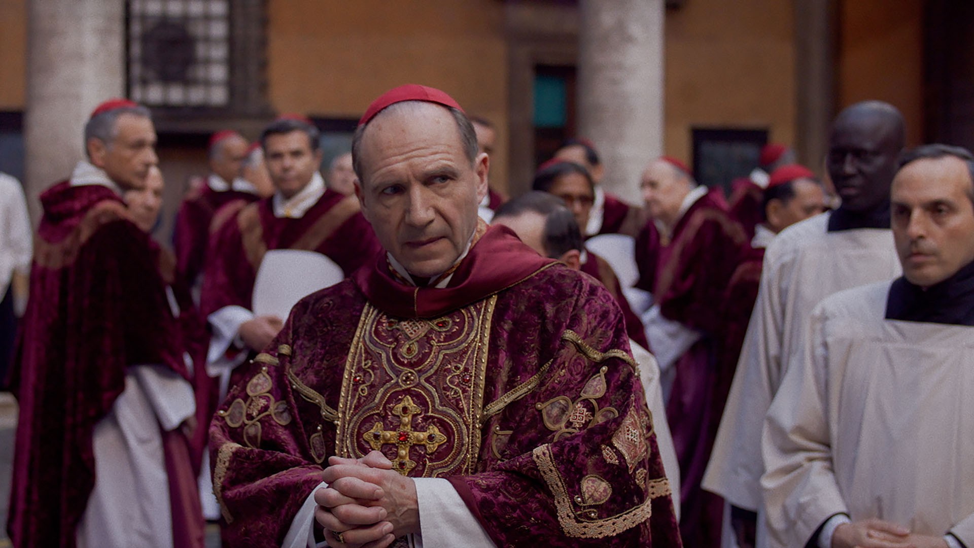 'Conclave' constrói um ótimo e imprevisível drama religioso; g1 já viu