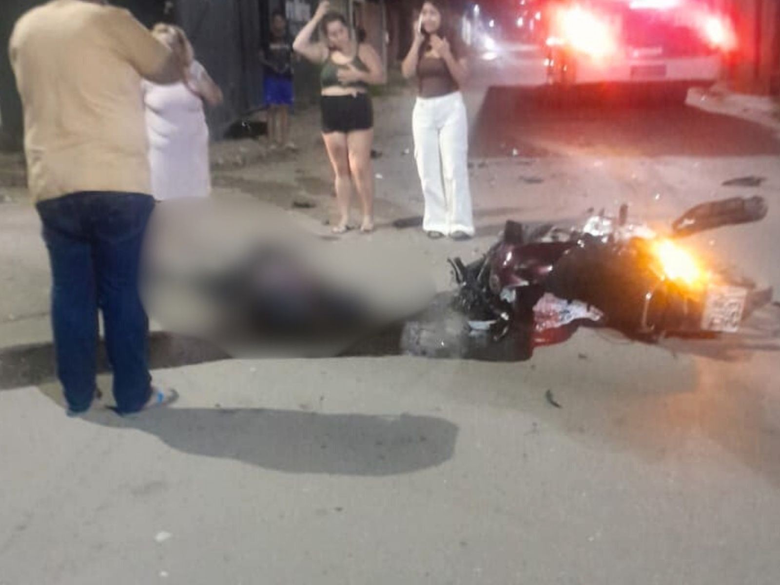 Motorista de aplicativo bate moto contra ônibus e fica gravemente ferido em Rio Branco