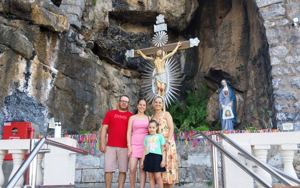 Thaise, as filhas e o marido no Santuário de Bom Jesus da Lapa — Foto: Arquivo Pessoal