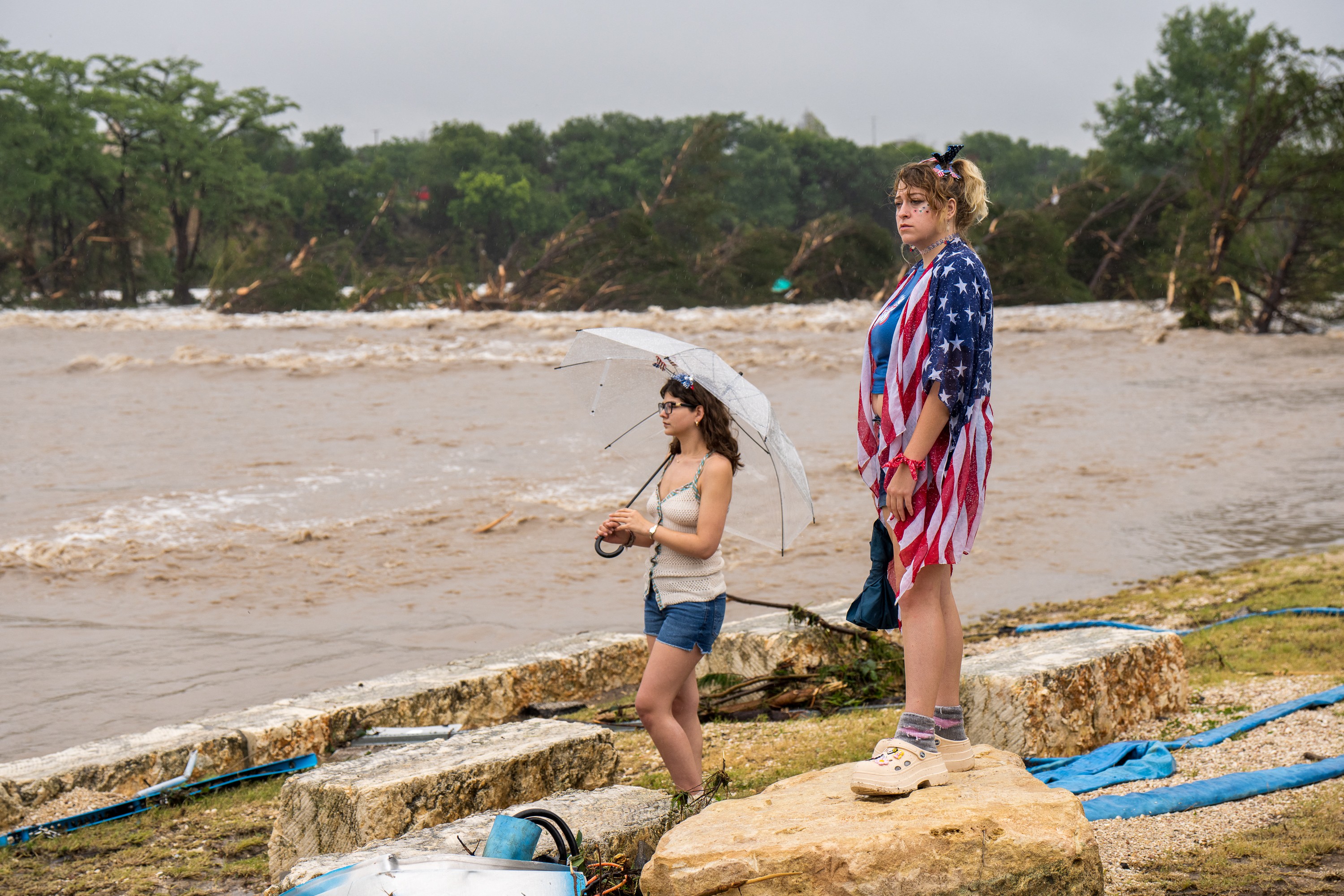Enchentes deixam 13 mortos no Texas, nos EUA; 23 meninas desaparecem em acampamento