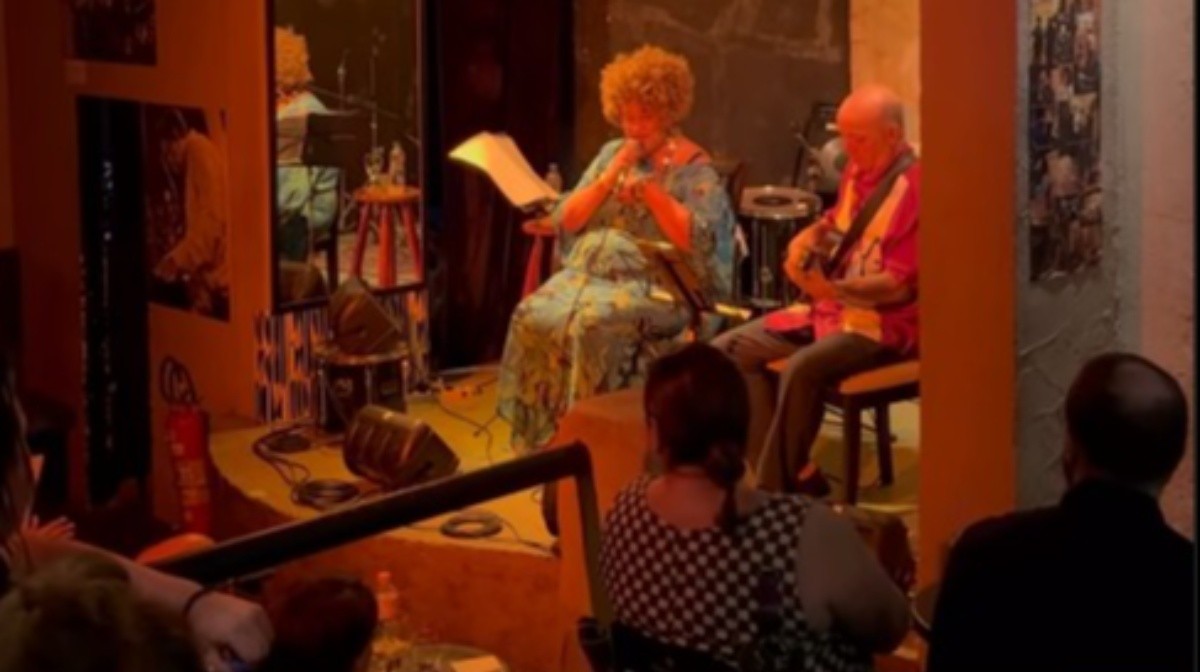 Baterista da Shakira curte noite de Bossa Nova em Copacabana ao som de Tom Jobim; VÍDEO