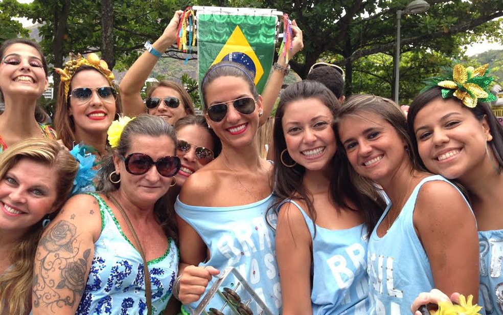 Grupo de amigas acordou cedo para curtir o Spanta Neném, na Lagoa — Foto: Matheus Rodrigues/G1