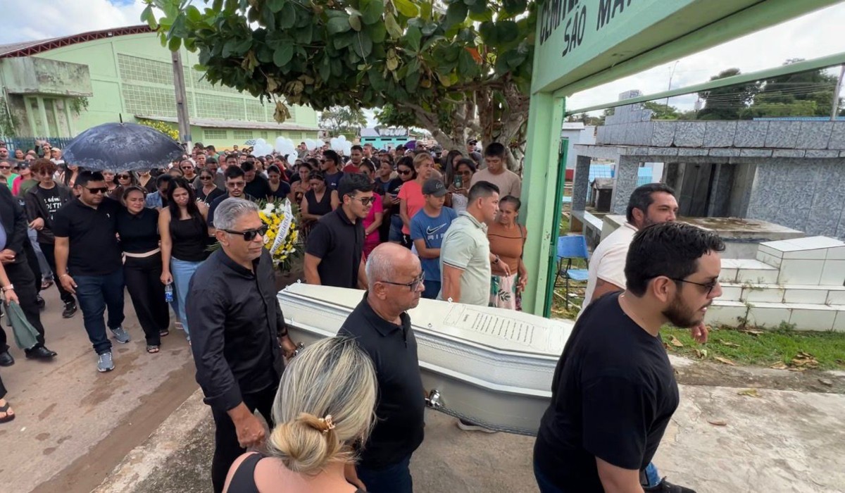 'A Lara era tudo pra mim', diz pai de vítima de naufrágio durante despedida no interior do Amazonas