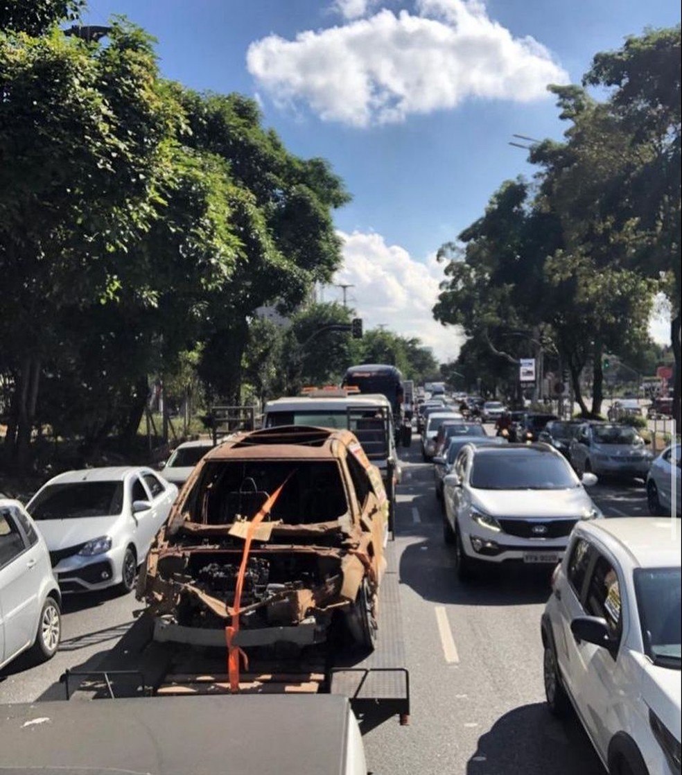 Protesto com carcaça tem o objetivo de ressarcimento pela montadora — Foto: Divulgação Redes Sociais