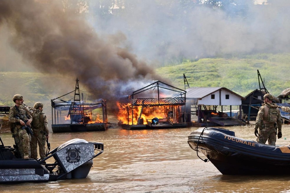Operação Boiúna da PF destrói dragas utilizadas no garimpo ilegal no sul do Amazonas — Foto: Divulgação/PF