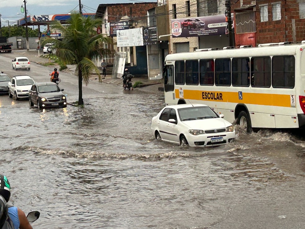 Avenida Solange Nunes alagada em Natal — Foto: Lucas Cortez/Inter TV Cabugi