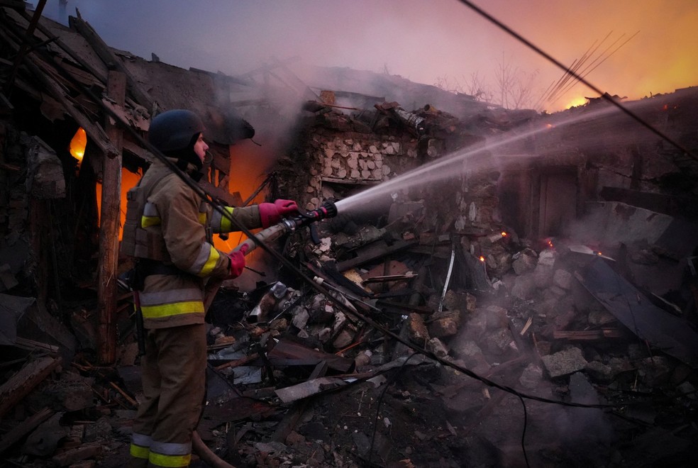 Bombeiro apaga fogo após ataque russo em Mykolaiv, na Ucrânia — Foto: Reuters