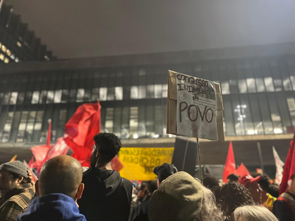 Ato contra super-ricos na avenida Paulista nesta quinta-feira (10) — Foto: Reprodução/TV Globo