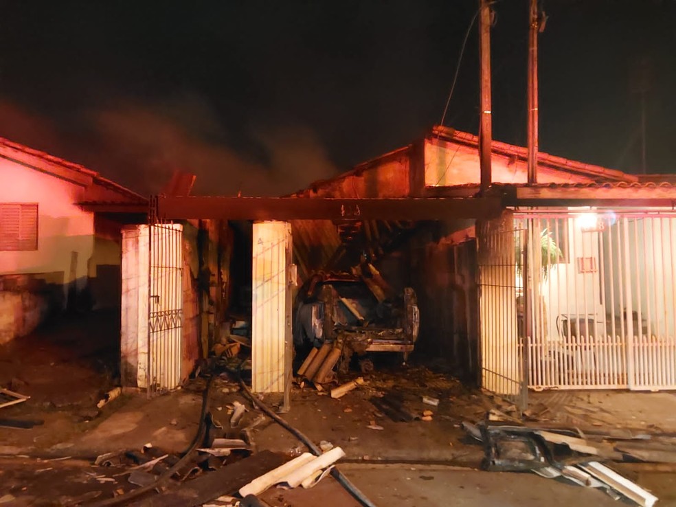 Incêndio causou vários danos no imóvel e destruiu o carro da vítima — Foto: Wallace Albuquerque/Jornal de Itu
