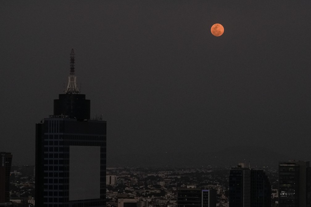 A lua brilha sobre a Cidade do México durante eclipse lunar total — Foto: Marco Ugarte/AP