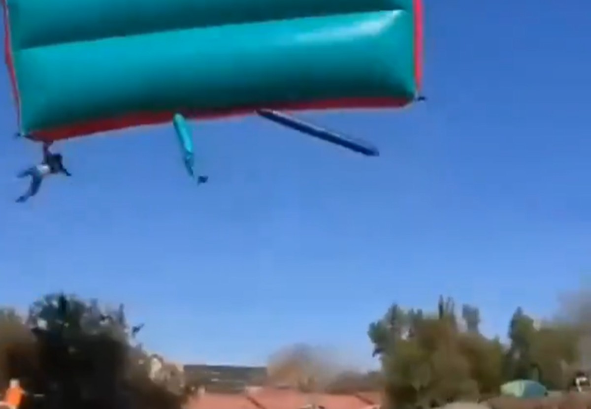 É #FATO: Vídeo mostra castelo inflável 'voando', e crianças caem de mais de 5 metros de altura