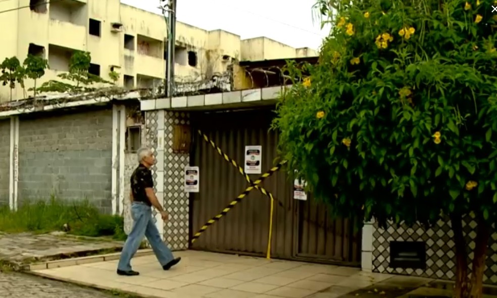 Aposentado precisou deixar a sua casa e hoje divide um quarto e sala com a esposa — Foto: Reprodução/TV Gazeta