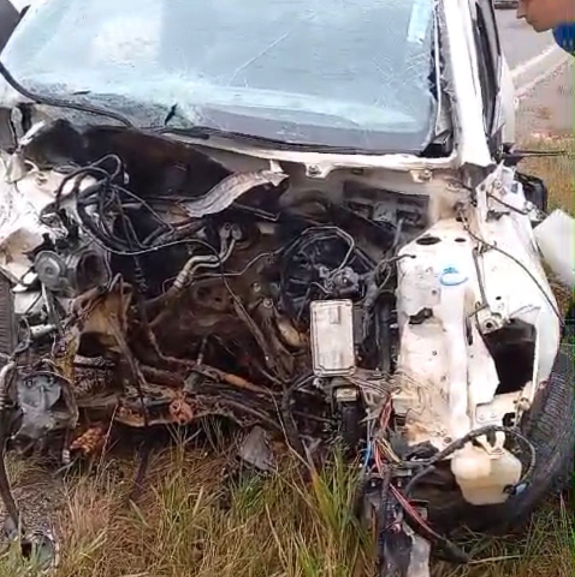 Acidente entre três carros deixa mortos na BR-267