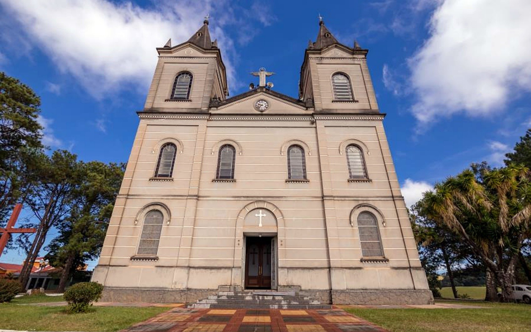 Criminosos fingem interesse em agendar casamento e assaltam paróquia em MG