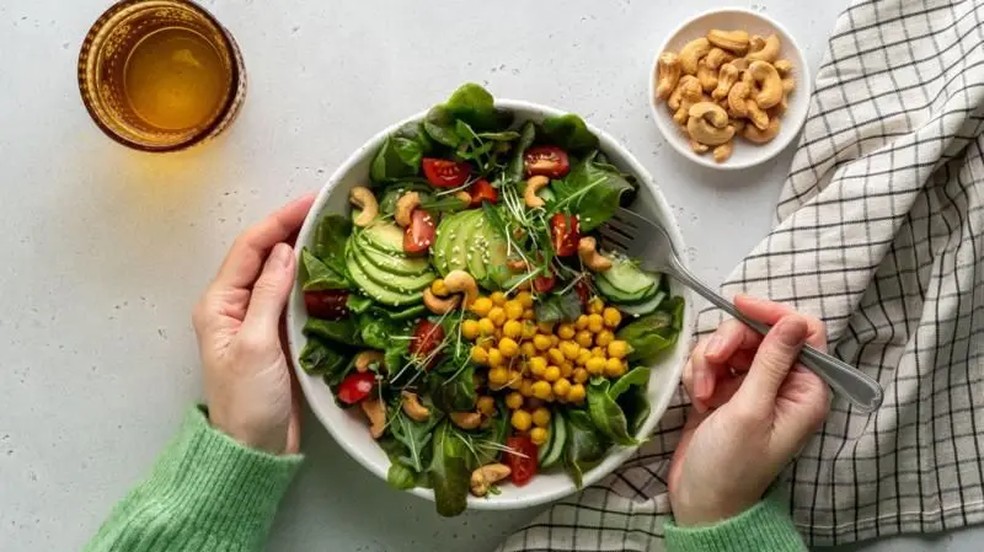 Se você consumir alimentos ricos em fibras, não sentirá fome por mais tempo e irá comer menos, reduzindo o risco de obesidade — Foto: Getty Images