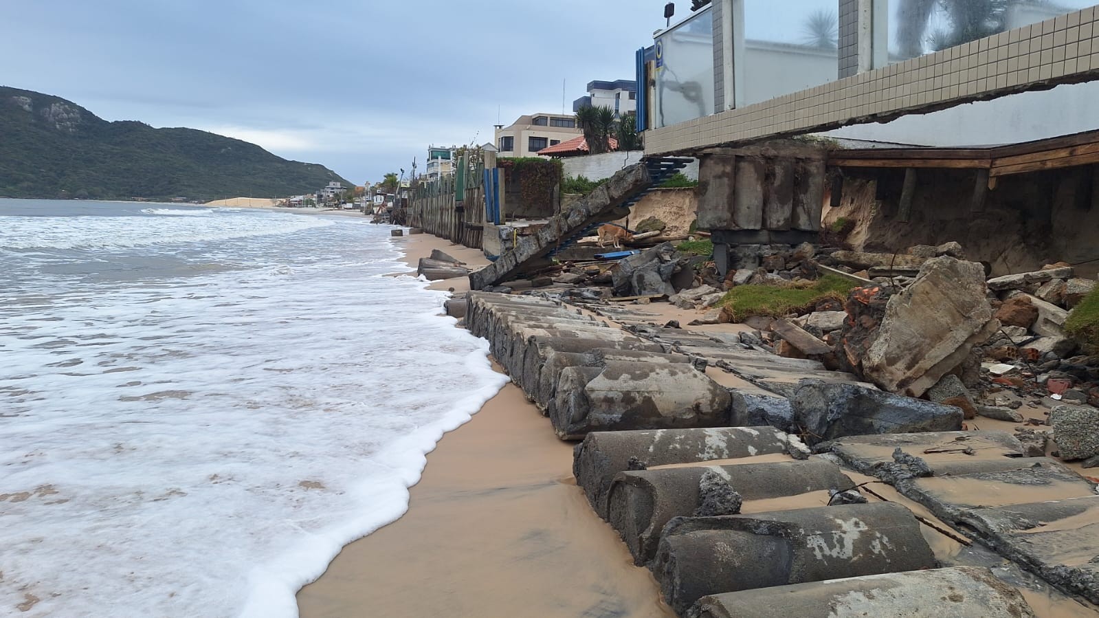 VÍDEO: mar avança sobre casas e estruturas em praia que passou por alargamento em Florianópolis