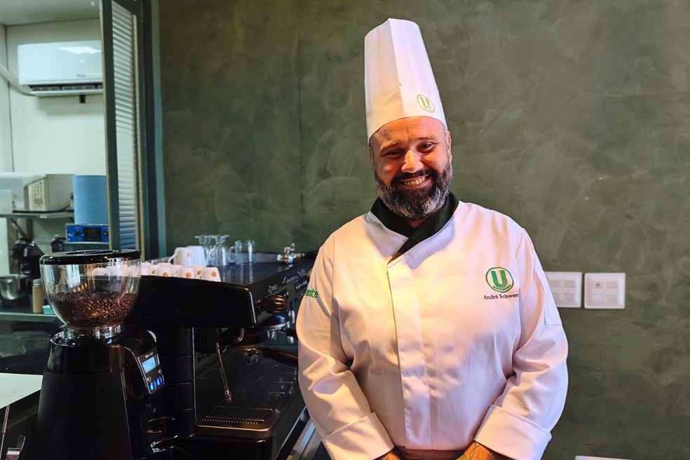 4 de 10
Chef Andr&eacute; Schwenck Franco Maciel fala sobre o consumo do caf&eacute; e o uso na gastronomia &mdash; Foto: Stephanie Fonseca/g1