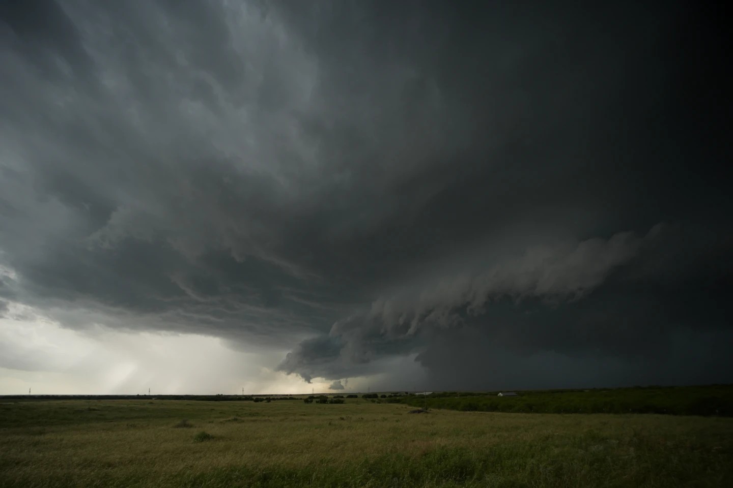 Cientistas dirigem até o centro de tornados para estudar a queda de granizo: 'marteladas no carro'