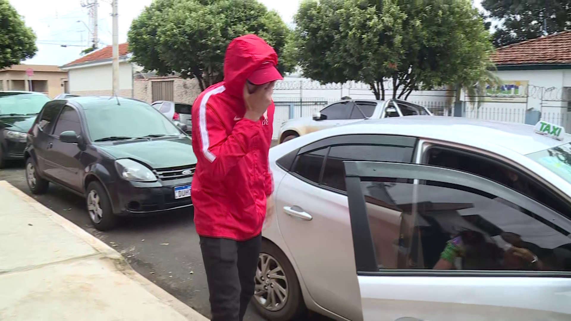 Suspeito de atropelar a ex de moto com atual namorado se apresenta à polícia e é preso no interior de SP