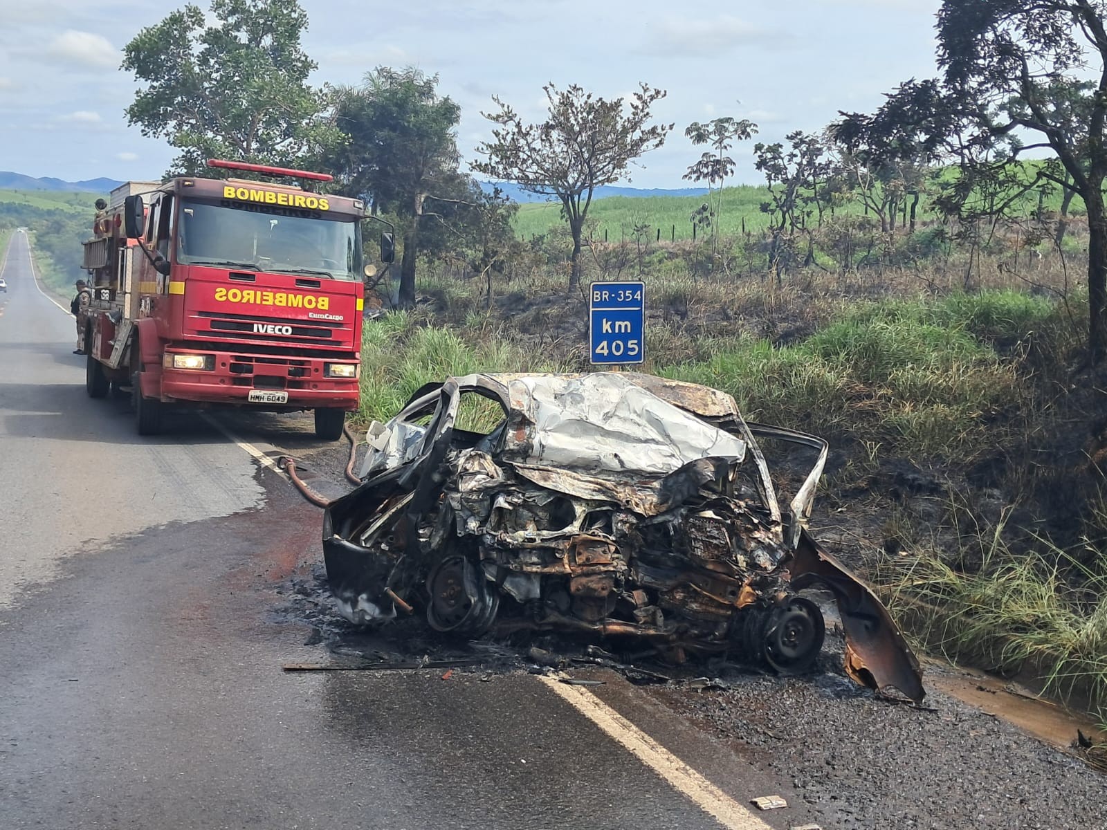 Motorista e passageiro morrem após carro bater de frente com caminhão e pegar fogo na BR-354, em MG